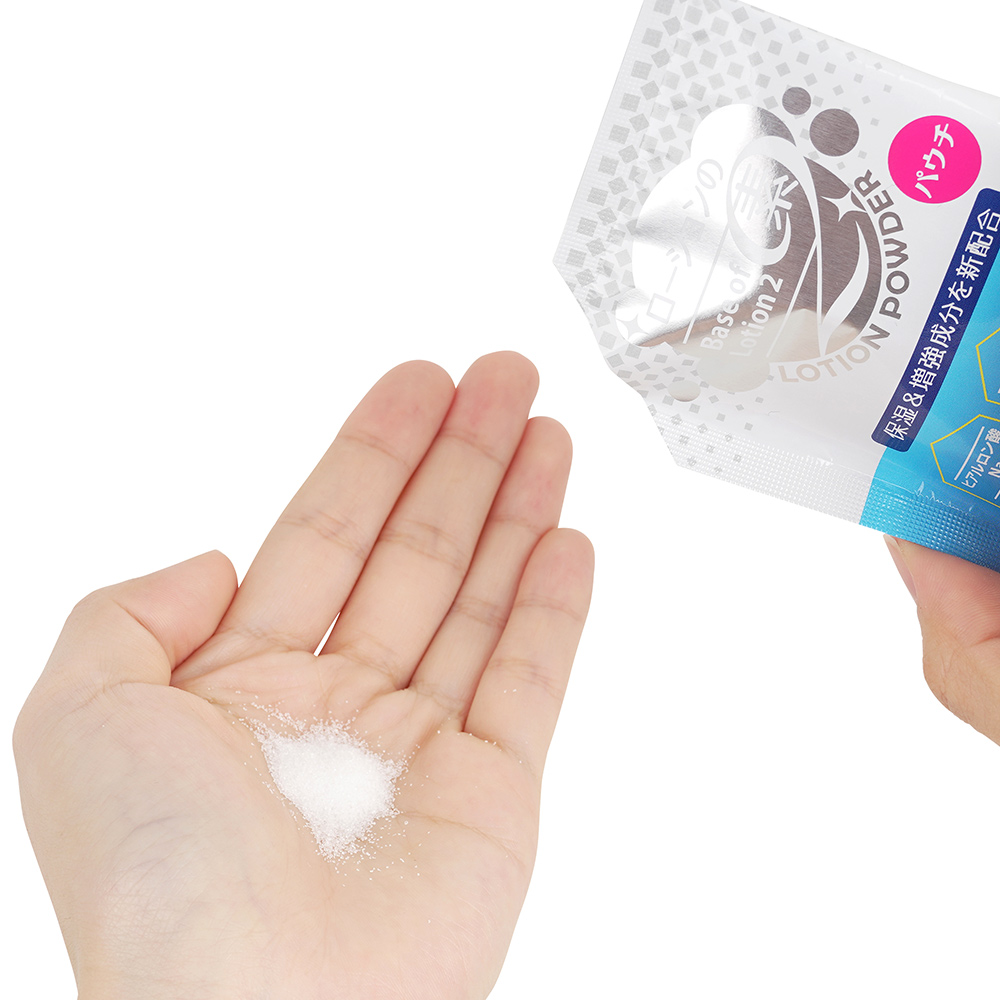 Of course, the powder inside is exactly the same as the bottled version. It’s smooth and easy to handle, but even a little moisture — like from sweaty hands — can make it start turning into a gel. 