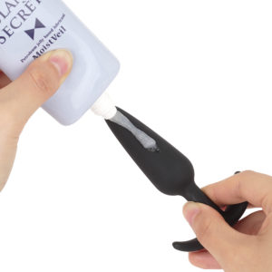When applying to toys, it's recommended to warm it in your hand first rather than applying it directly. Of course, it will naturally spread and warm up as you apply it by hand as well.