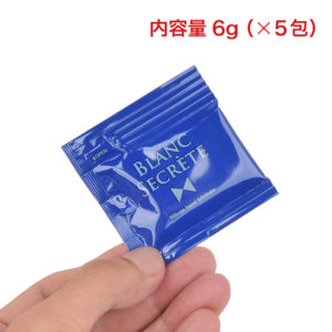 メンズコスメ用品を意識したパウチデザイン。少量でも潤滑性が高いため、過不足のない使い勝手です。