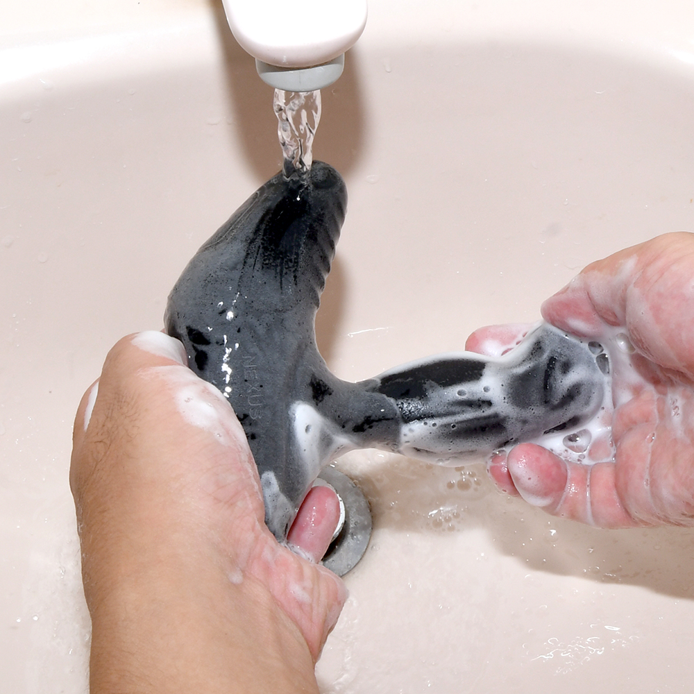IPX7相当の優れた防水性能を誇ります。当然、流水で丸洗いできますし、お風呂場などで使ってもＯＫです。