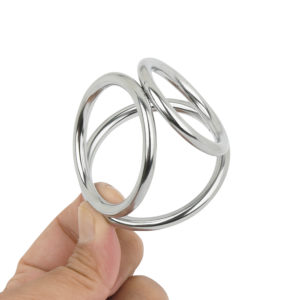３つのリングが繋がった独特のフォルムは、まるで知恵の輪のよう。３輪ともすべて径が異なります。