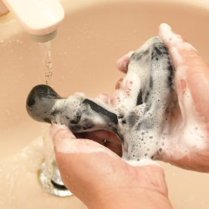 防水等級はIPX7。ジャブジャブと水洗いできますが、洗浄後は吸引ノズルの奥をよく拭き取ってください。