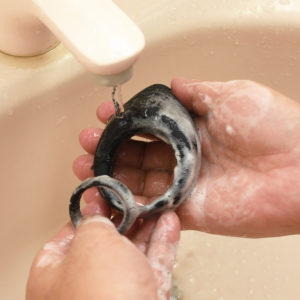 汚れたら流水で丸洗いできます。防水性はIPX7相当とハイレベルなので安心して洗浄でき、アルコールスプレーなどを吹いてもＯＫです。