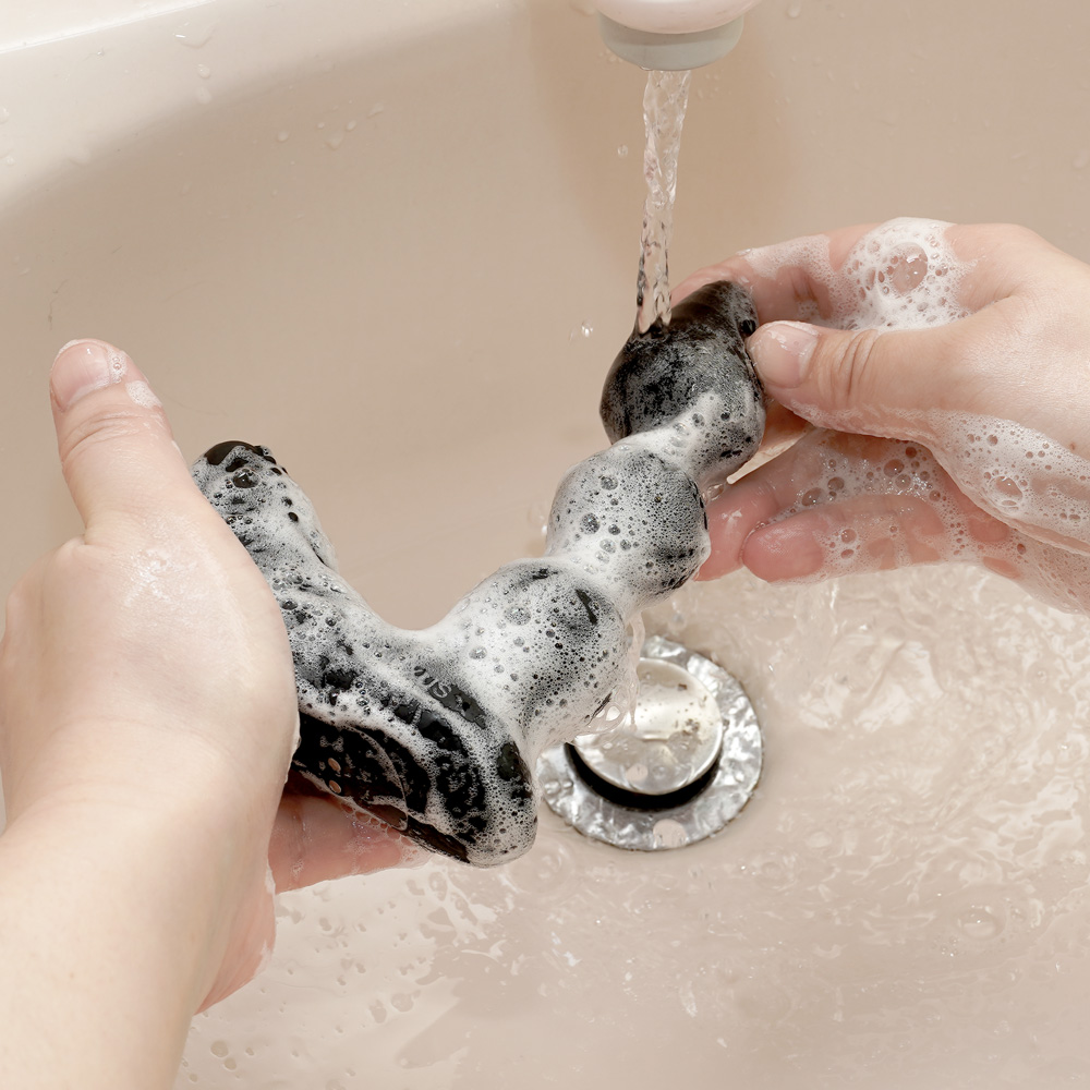本体はIPX7規格に準拠した、頼もしい防水性能です。当然、流水での丸洗いも可能ですから、いつでも清潔な状態を保てます。