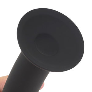 底部にある吸盤で壁や床にガッチリ貼り付けることができます。セルフプレイがやりやすく、利便性に貢献します。