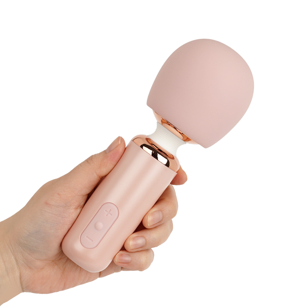 AC電源仕様の大型電マとほぼ同じヘッド径です。頭でっかちに見えますが重量バランスも考えられていて、取り回しに難はありません。