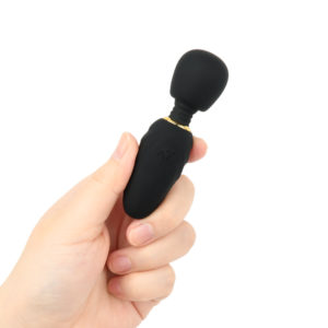 電マ本体は口紅くらいのサイズ感。ポケットやカバンに入れてもジャマにならず、気軽に持ち運べる携帯性がメリットです。