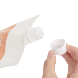 【使用手順２】キャップをねじ切って開封し、湯船に投入します。一カ所に集中しないよう、まわし掛けるように出すのがコツです。