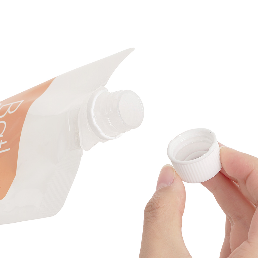 【使用手順２】キャップをねじ切って開封し、湯船に投入します。一カ所に集中しないよう、まわし掛けるように出すのがコツです。
