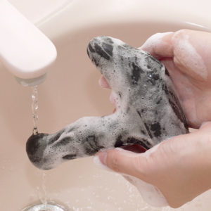IPX7相当の完全防水仕様です。気兼ねなく流水で洗えるからメンテナンス性も高く、末永く使える安心感があります。