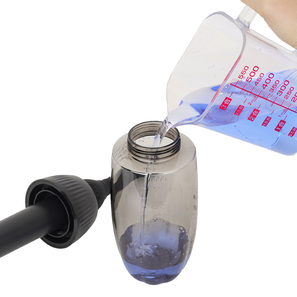 キャップを外し、タンクに注水します。タンクには目盛りが刻まれているので、注水量や使用量がひと目でわかります。