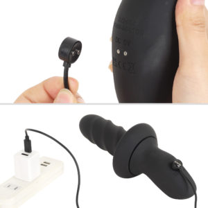 NEXUS純正のマグネット接続コード（USB-C仕様）が付属します。フル充電までは約2.5時間、連続稼働は約60分です。