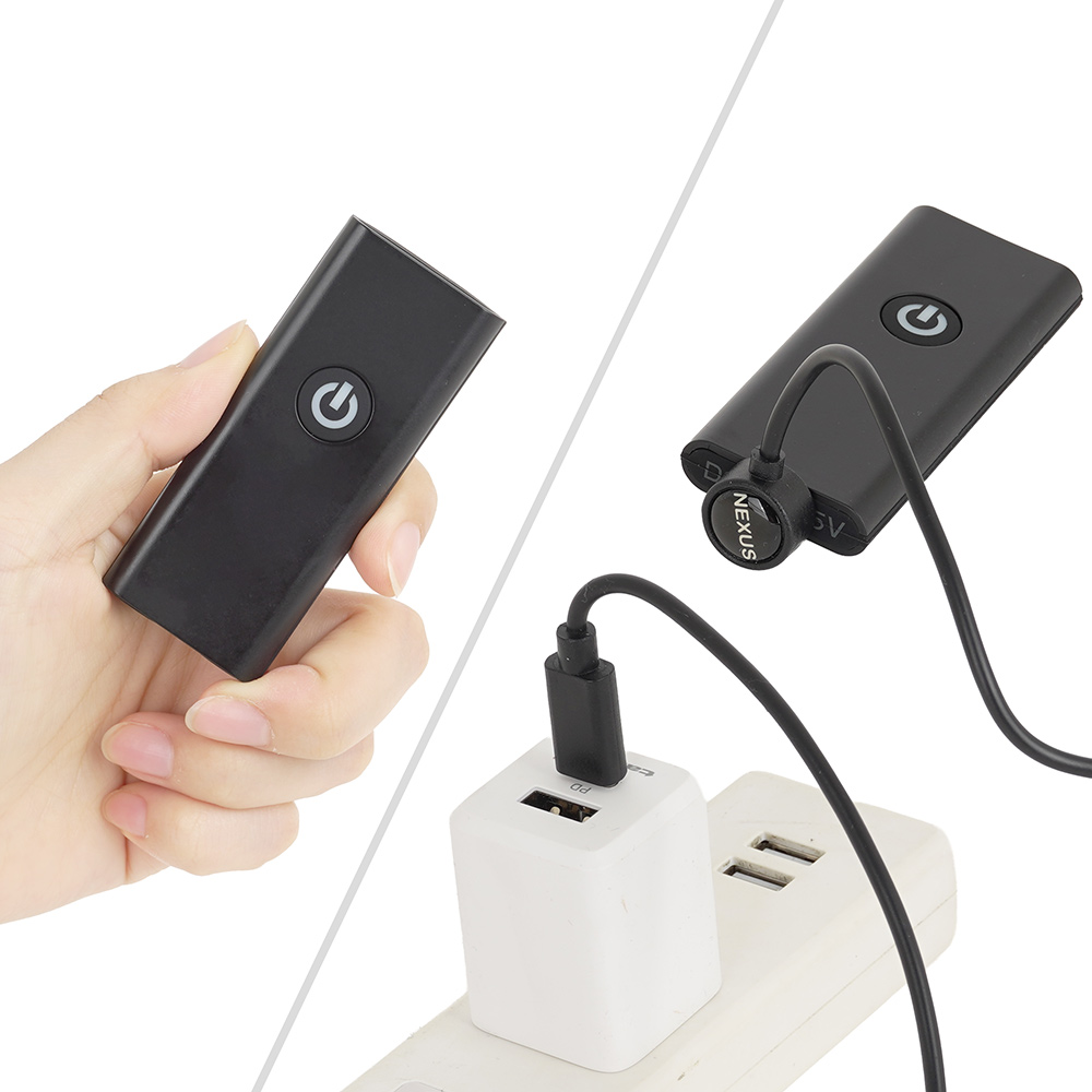 シンプルな専用リモコン。付属ケーブルで充電でき、フル充電まで約１時間、連続稼働は約100時間と高性能です。