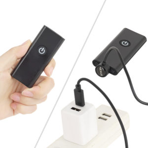 シンプルな専用リモコン。付属ケーブルで充電でき、フル充電まで約１時間、連続稼働は約100時間と高性能です。